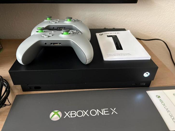 Xbox One X (1TB) compleet in doos met 2 controllers en games, Spelcomputers en Games, Spelcomputers | Xbox One, Zo goed als nieuw