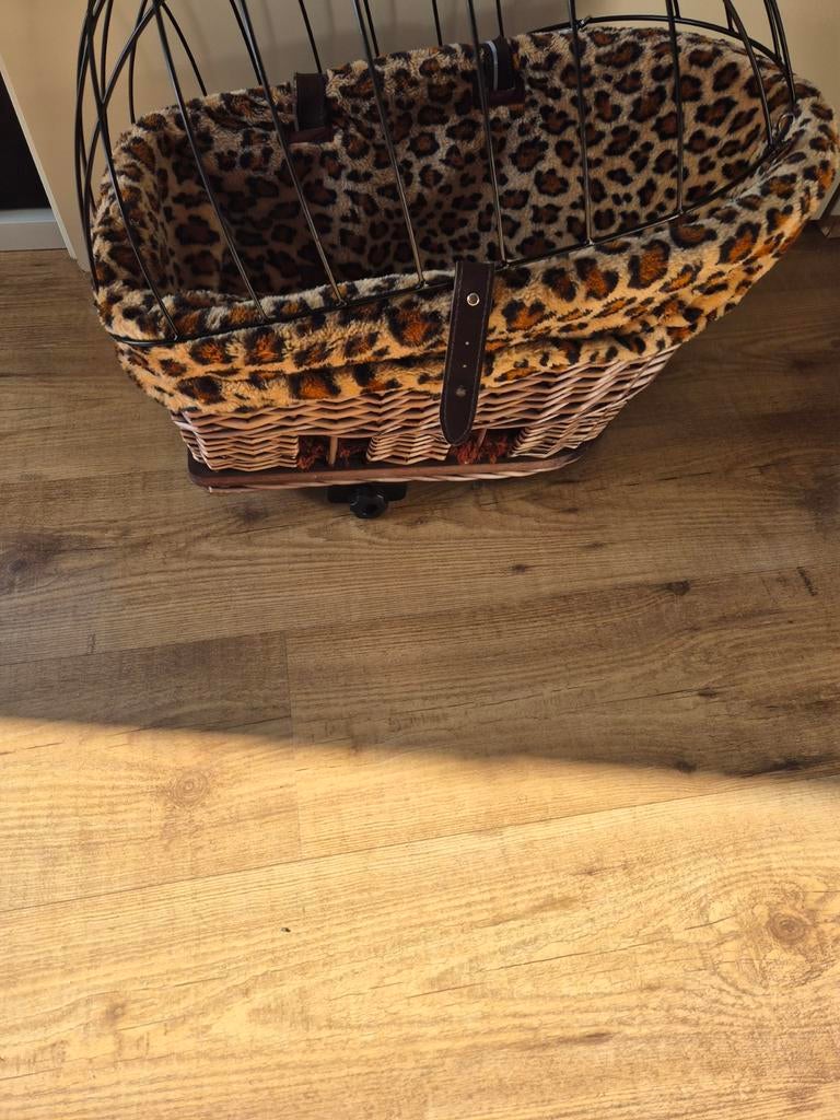 Zgan hondenmandje voor achterop de fiets (leopard print), Ophalen of Verzenden, Zo goed als nieuw, Fietsmand