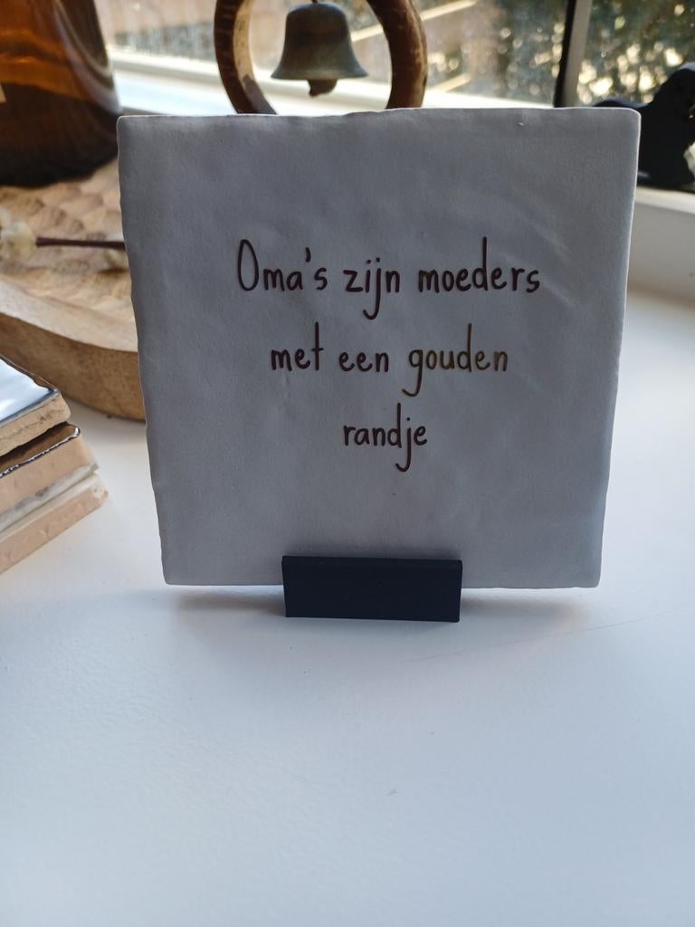 Tegeltje 'Oma's zijn moeders met een gouden randje', Antiek en Kunst, Antiek | Wandborden en Tegels, Ophalen of Verzenden