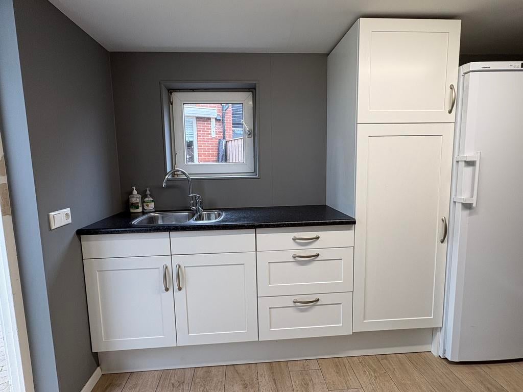 Kleine keuken, ideaal voor in de schuur of bijkeuken, Huis en Inrichting, Keuken | Complete keukens, Ophalen, Zo goed als nieuw