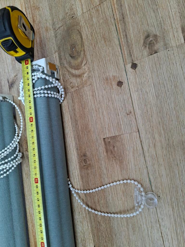 Twee grijze rolgordijnen, 88 cm breed, Ophalen