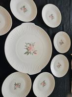Elegant wit servies met rozenmotief, Gebruikt, Ophalen of Verzenden, Overige stijlen, Porselein