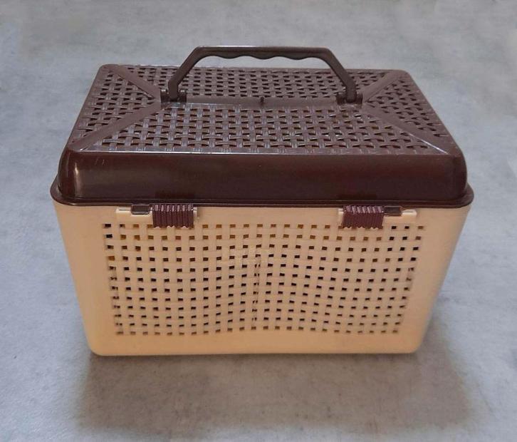 MANDJE met deksel. 17 x 21 x 13 cm. Retro / vintage, Huis en Inrichting, Woonaccessoires | Schalen en Manden, Zo goed als nieuw