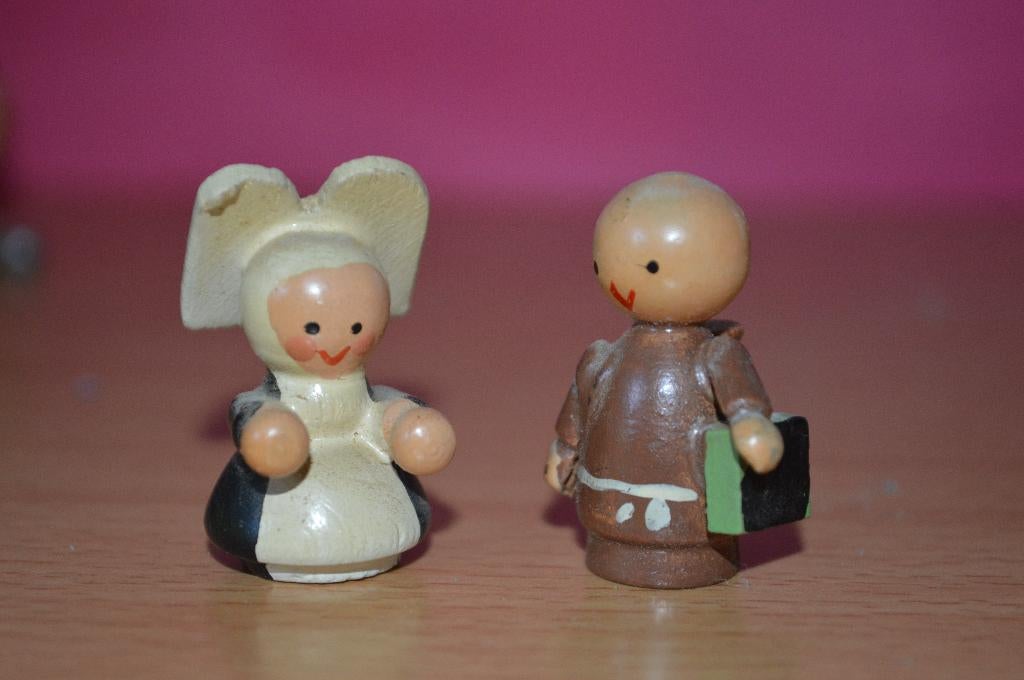 2 vintage mini houten popjes MONNIK & NON 3 cm hoog, Verzamelen, Beelden en Beeldjes, Ophalen of Verzenden, Zo goed als nieuw