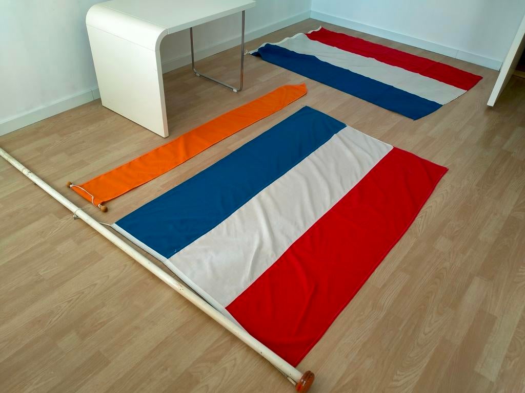 1 Nederlandse vlag.1 nederlands vlag met stok. 1 wimpel., Ophalen
