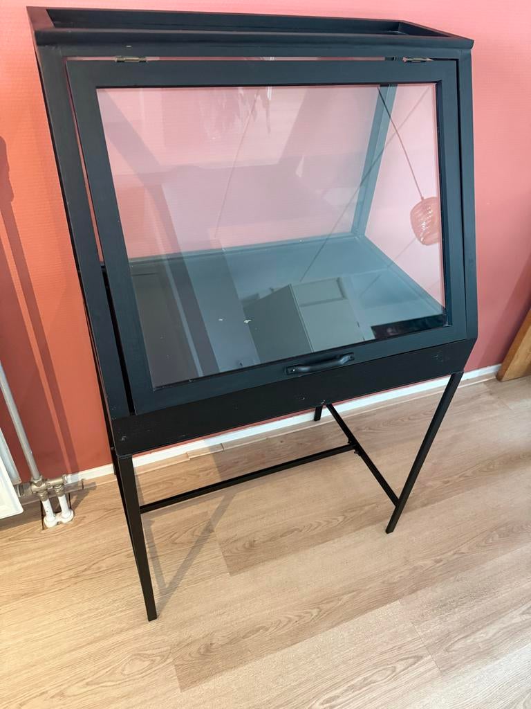 Woood Dido vitrinekastje zwart, Huis en Inrichting, Ophalen, Met klep(pen), 100 tot 150 cm, 50 tot 100 cm