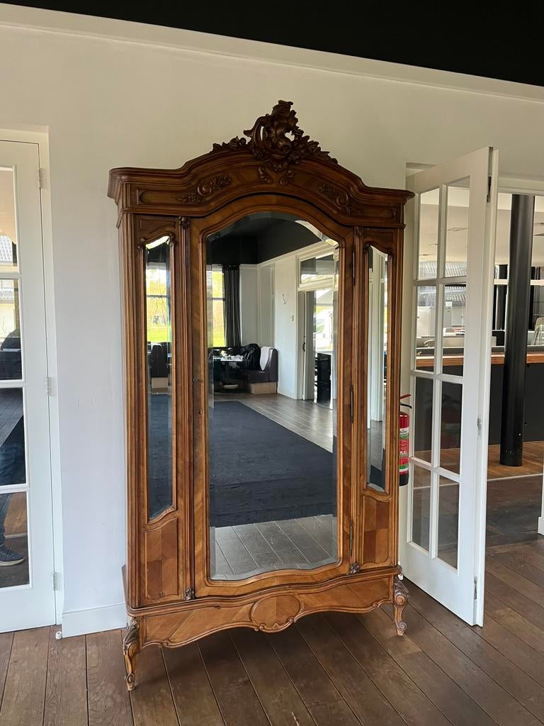 Vitrine kast met spiegels, Ophalen