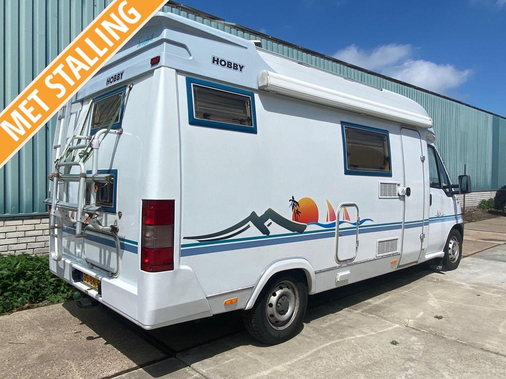Hobby Jurapfeil 600 +luifel stapelbed, Caravans en Kamperen, Campers, Integraal, Fiat, Hobby, Treinzit