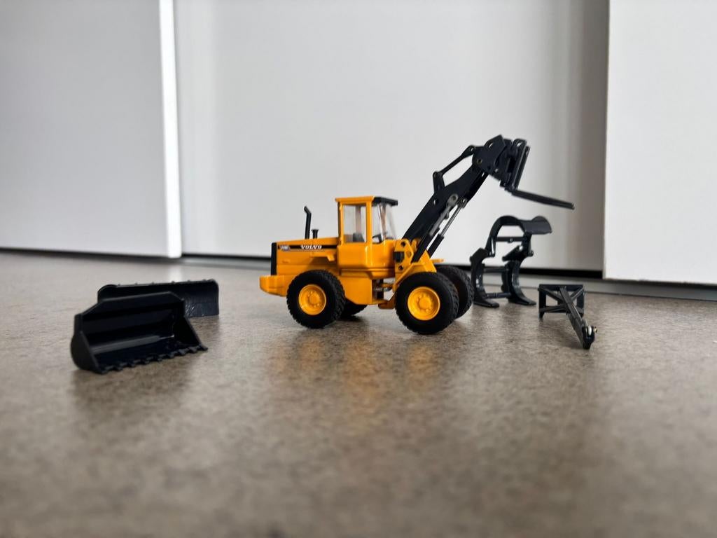 Volvo L180C Wiellader Model met Accessoires, 1:32 tot 1:50, Overige typen, Ophalen of Verzenden, Zo goed als nieuw