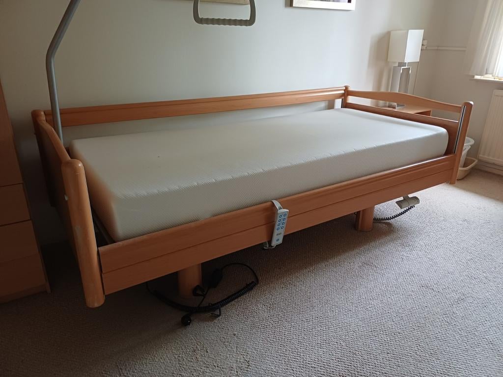 Hoog laag bed met matras en papegaai, Ophalen