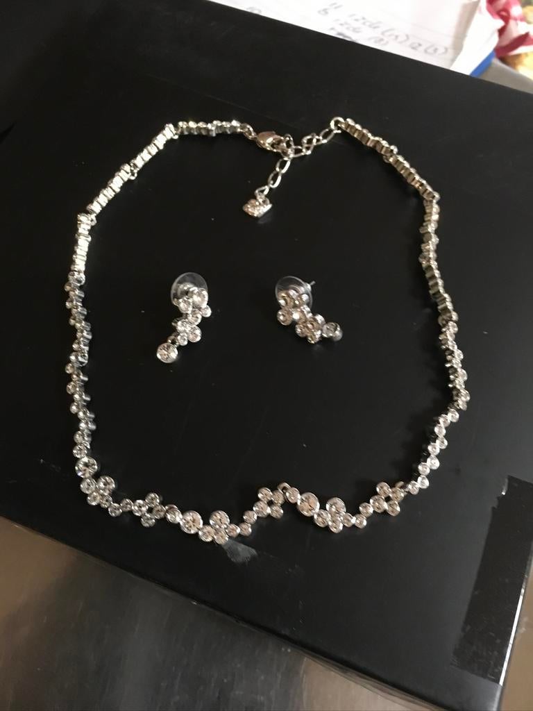 Te koop splinternieuw 2 delig sieradenset van Swarovski, Ophalen of Verzenden, Nieuw, Sieraad of Horloge