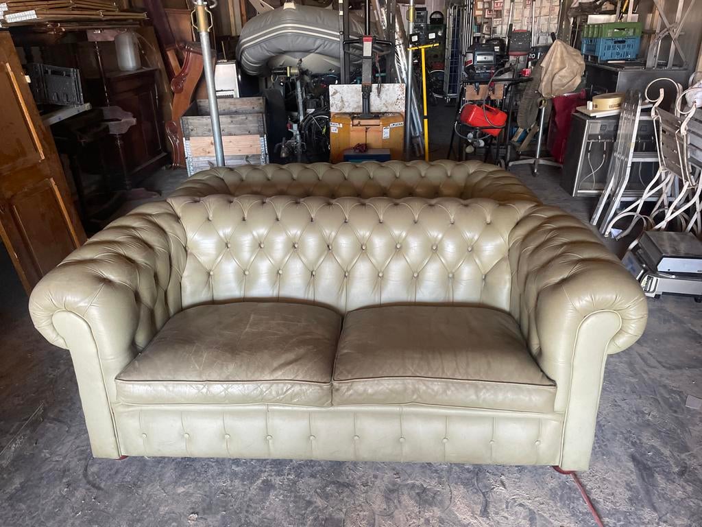 2 Chesterfield banken - Klassiek leren design, Huis en Inrichting, Banken | Sofa's en Chaises Longues, Gebruikt, Driepersoons