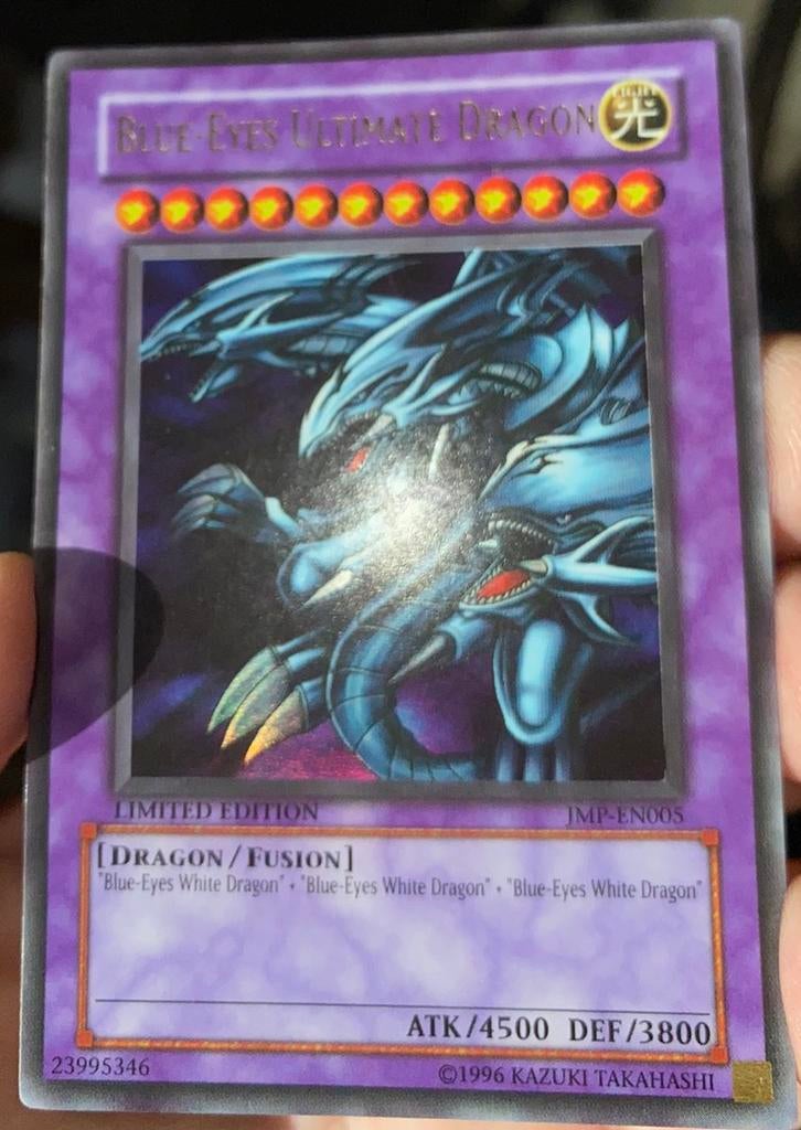 Yu-Gi-Oh! Blue Eyes Ultimate Dragon JMP1 Old Jump Promo !, Hobby en Vrije tijd, Verzamelkaartspellen | Yu-gi-Oh!, Ophalen of Verzenden