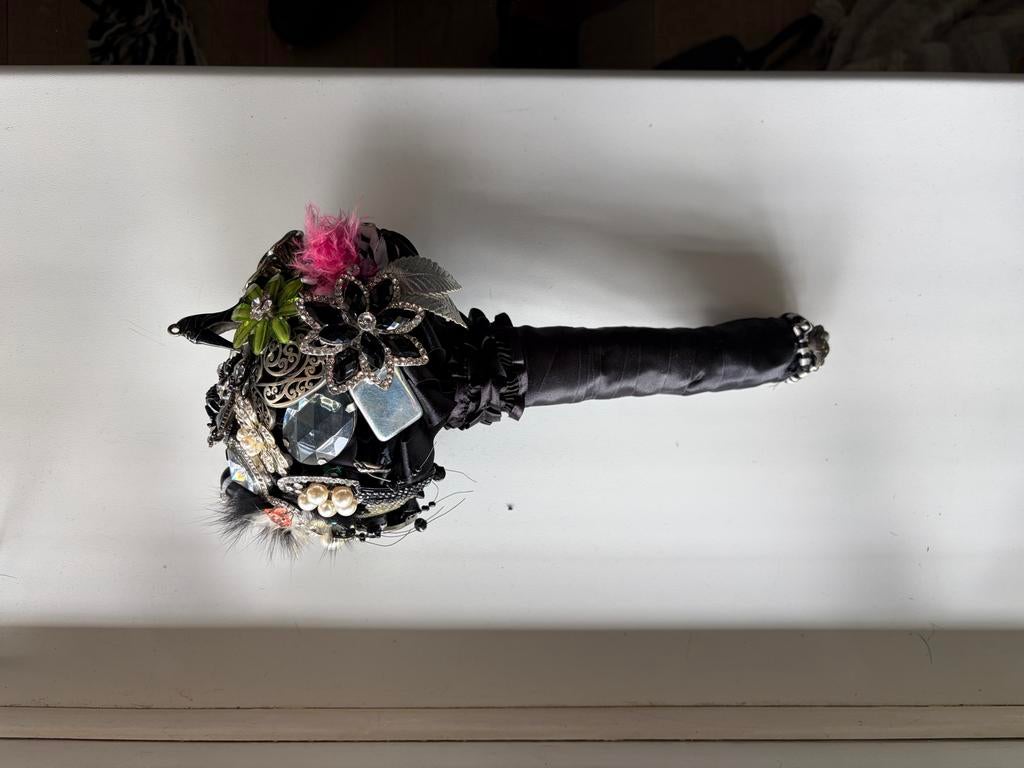Uniek Bruidsboeket met Broches - Handgemaakt, Ophalen of Verzenden, Zo goed als nieuw, Zwart, Accessoires