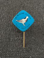 De Blauwe Doffer speldje  - Noord Beveland duiven duif, Ophalen of Verzenden, Gebruikt, Dier of Natuur, Speldje of Pin