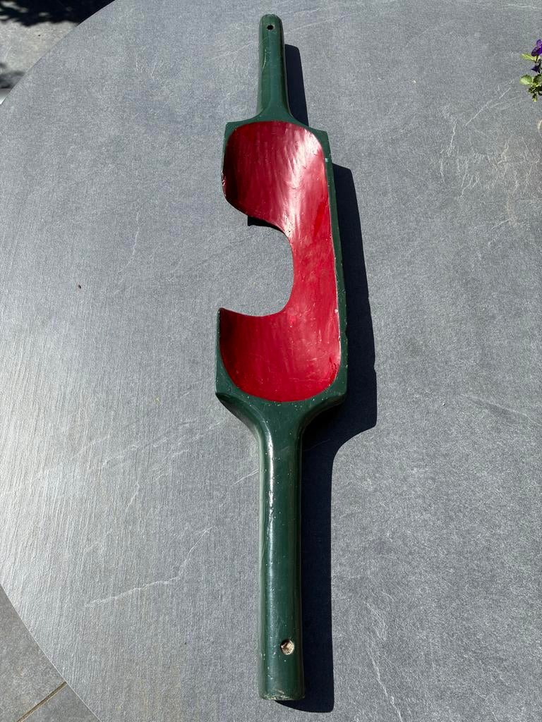 Antieke houten schouderjuk voor emmers, Ophalen