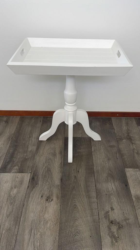 ZGAN: mooie witte bijzettafel met dienbladblad, Minder dan 55 cm, Zo goed als nieuw, Rechthoekig, Hout