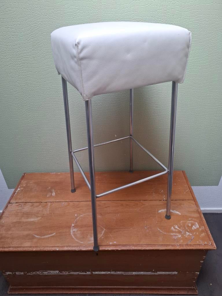 5 stuks Montis Witte kruk met metalen poten, 1 kruk, Ophalen, 60 tot 90 cm