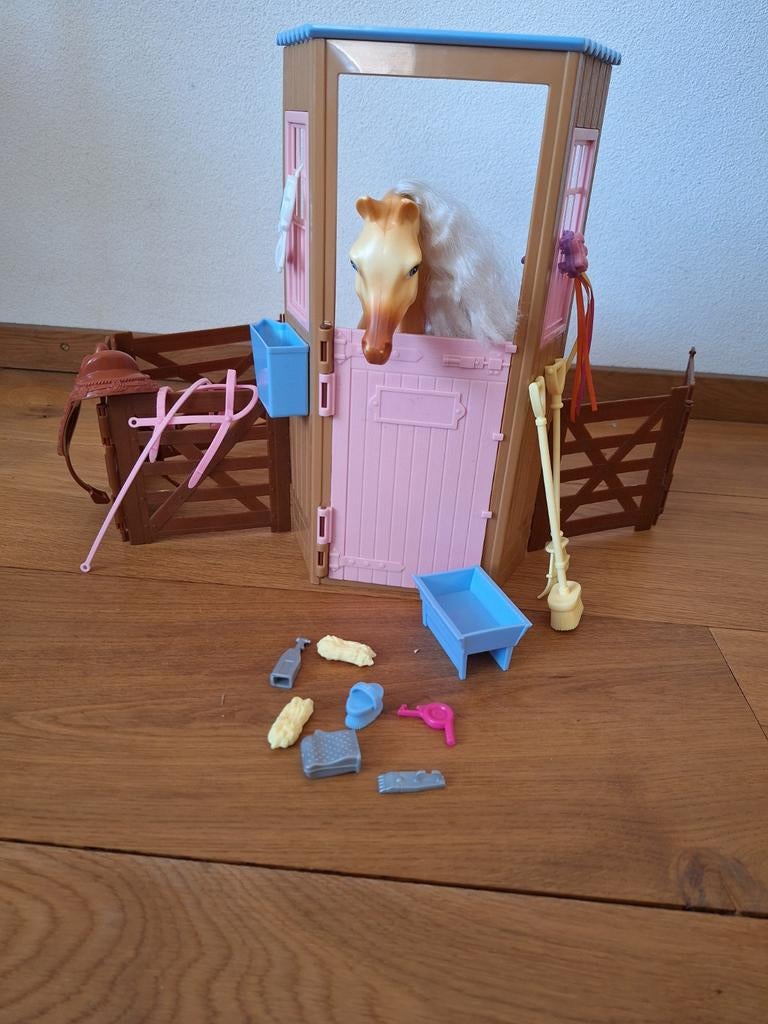 Barbie paardenstal met paard en accessoires, Ophalen, Gebruikt, Barbie