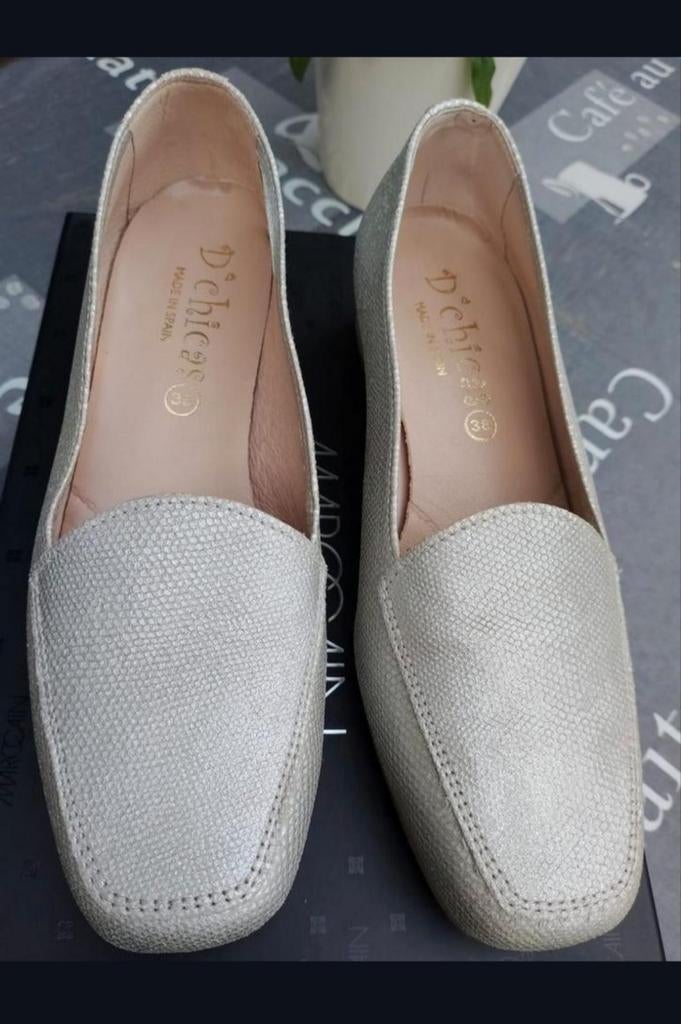 NIEUW! D Chicas elegante leren pums met kleine hak,36 zilver, Kleding | Dames, Pumps, Overige kleuren, Verzenden, Nieuw