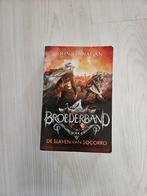 Broederband Boek 4: De Slaven van Socorro - John Flanagan, Ophalen of Verzenden, Zo goed als nieuw, John Flanagan