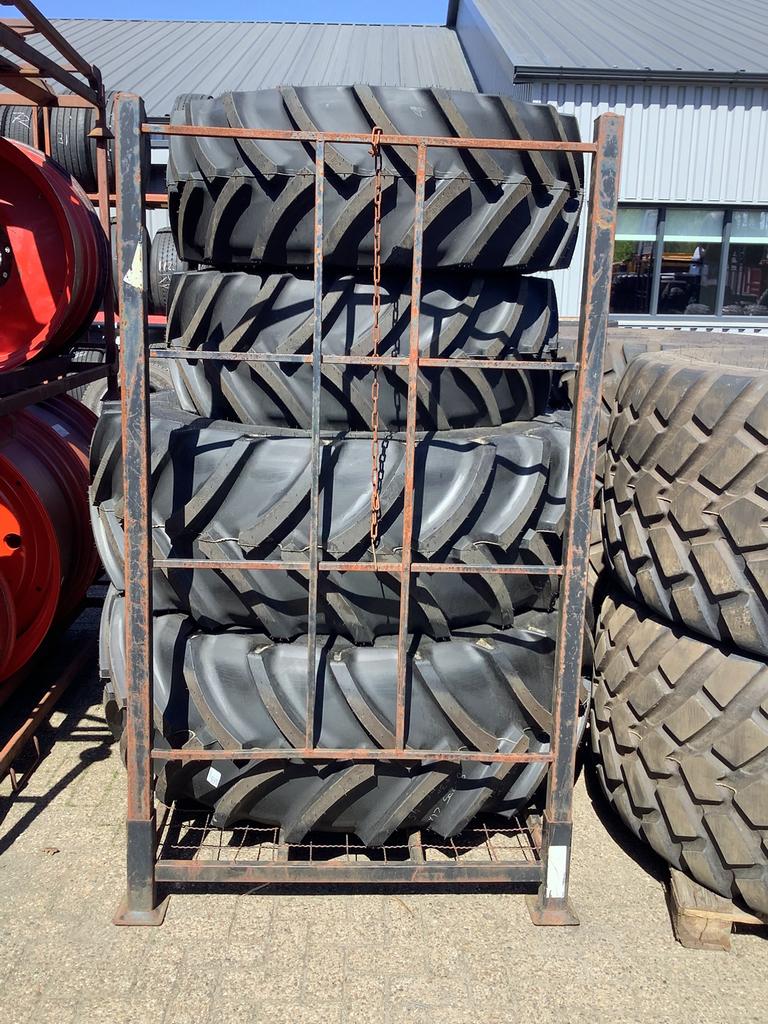 Demontage banden 650/65R38, 600/65R38 , 480/65R28 Mitas AC65, Ophalen