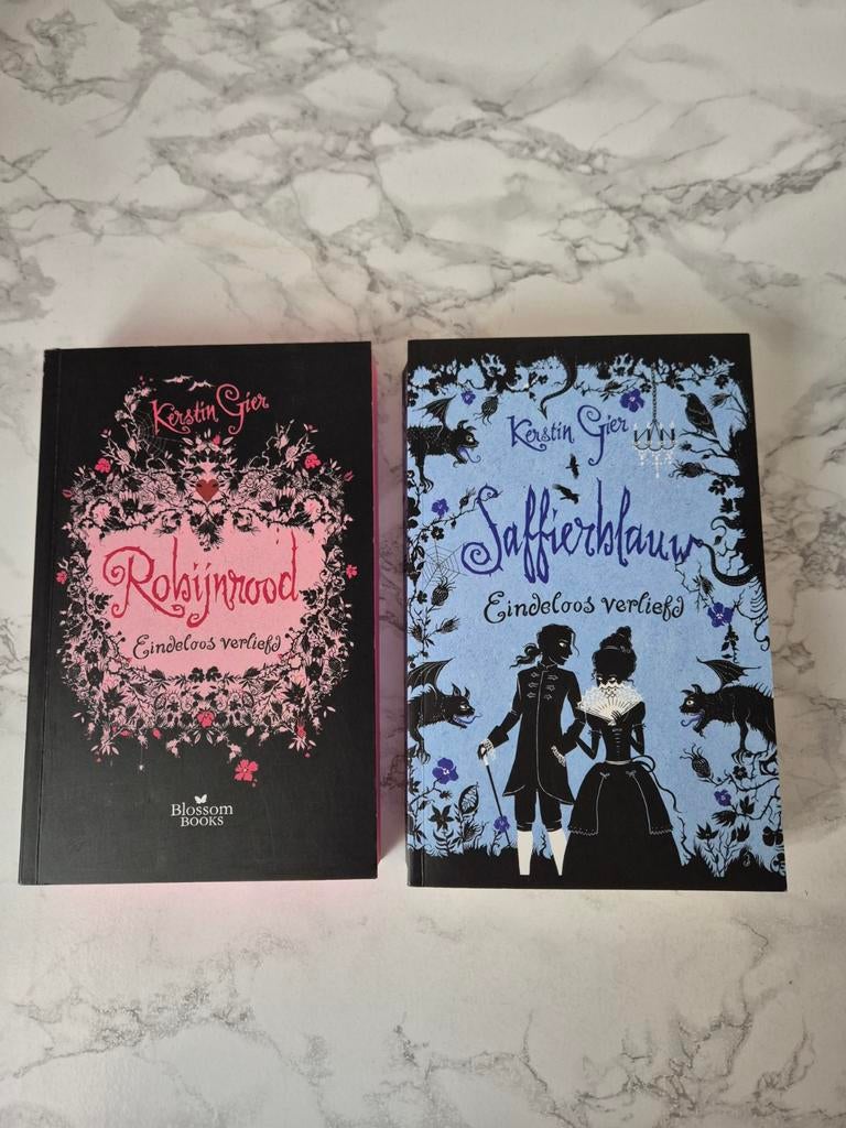 Robijnrood en Saffierblauw - Kerstin Gier, Boeken, Gelezen, Ophalen of Verzenden, Nederland, Kerstin Gier