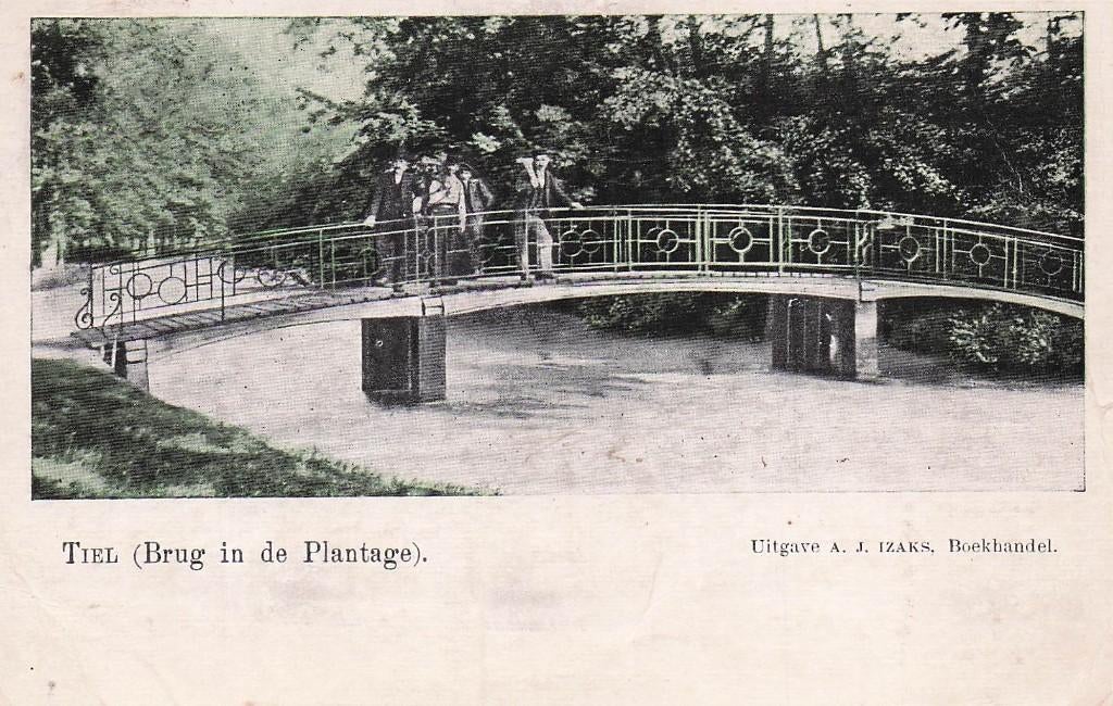 Tiel - Brug in de plantage met mannen (gel. 1912), Ophalen of Verzenden, Voor 1920, Gelopen, Gelderland