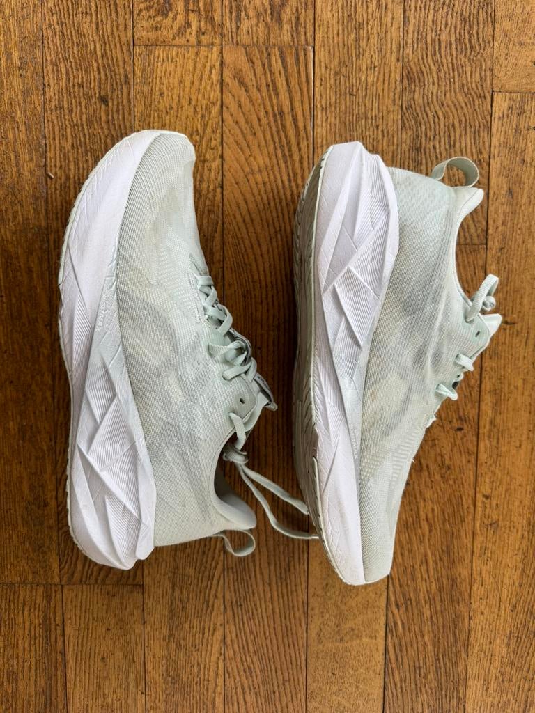 Asics Novablast 5 maat 44, Ophalen of Verzenden, Zo goed als nieuw, Hardloopschoenen, Asics