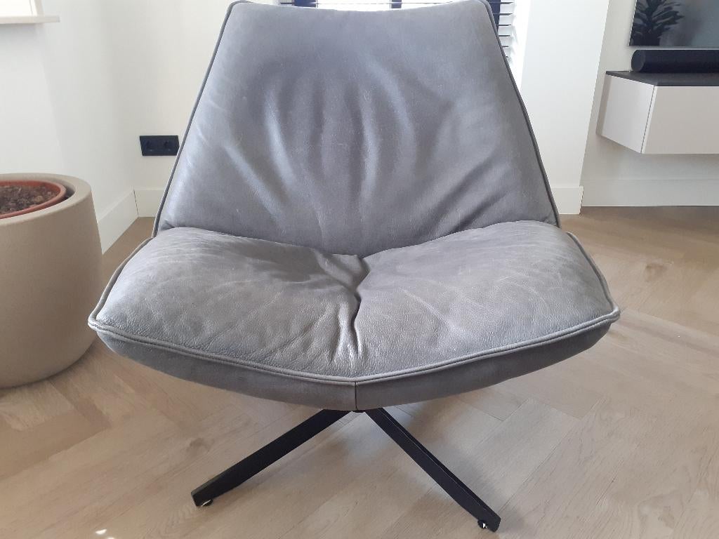 Grijs nubuck leren Montel draaifauteuil, Huis en Inrichting, Fauteuils, Ophalen, Gebruikt, Minder dan 75 cm, Leer