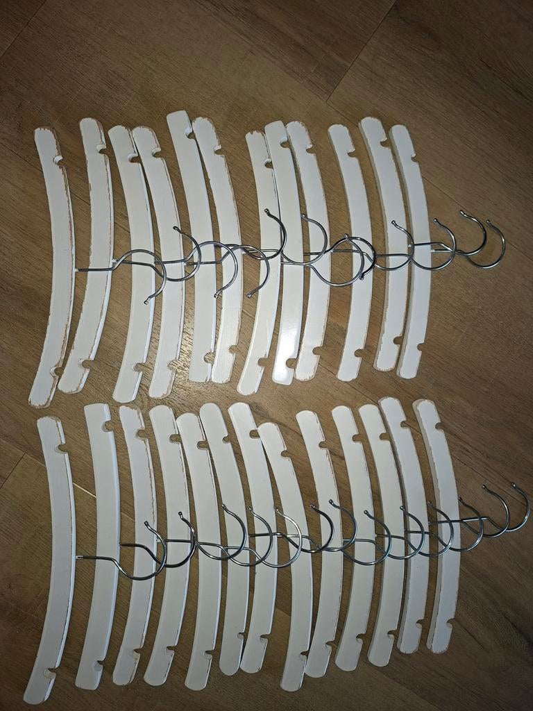25 witte baby kledinghangers, Kleding | Dames, Kledinghangers, Ophalen of Verzenden, Gebruikt, Hout, Kinderen