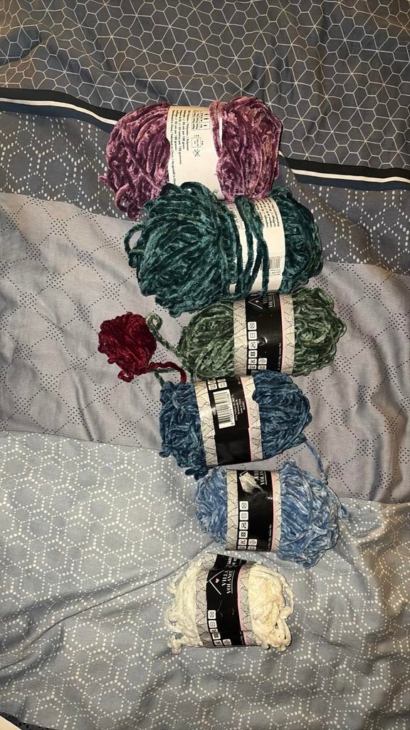 Velvet yarn restjes, Hobby en Vrije tijd, Ophalen of Verzenden, Gebruikt, Breien of Haken, Wol of Garen