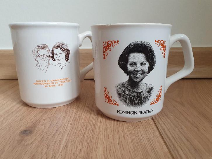 Mokken Koningin Juliana en Koningin Beatrix, Verzamelen, Koninklijk Huis en Royalty, Gebruikt, Servies, Nederland, Ophalen of Verzenden