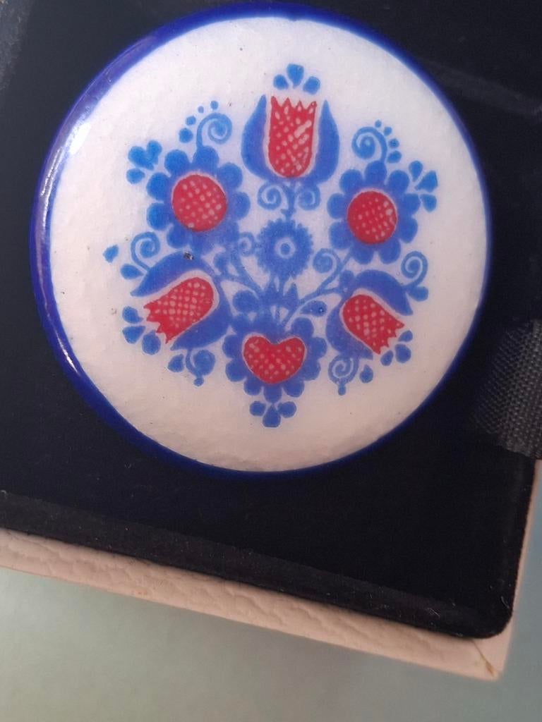 Ronde geëmailleerde broche met traditioneel bloemmotief j.50, Sieraden, Tassen en Uiterlijk, Antieke sieraden, Verzenden, Koper