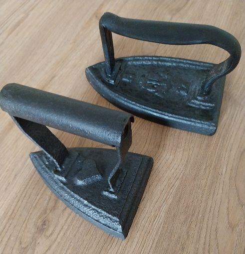 2 Antieke strijkijzers. gietijzer., Ophalen of Verzenden, Overige materialen