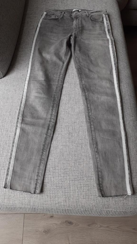 Grijze spijkerbroek met witte strepen, maat 30, Ophalen of Verzenden