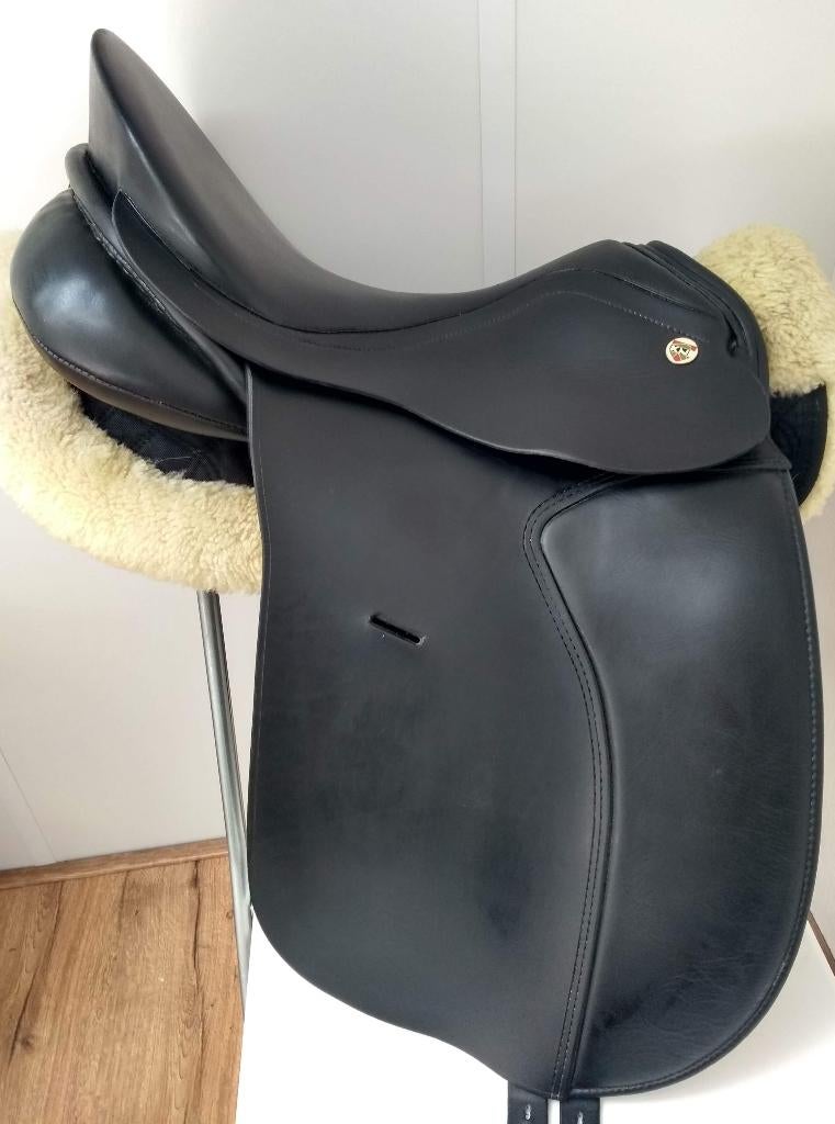 2x KN Allegro dressuurzadels, 17 inch - medium en wijde boom, Dieren en Toebehoren, Ophalen, Zo goed als nieuw, Dressuur