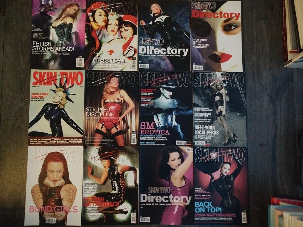 SKIN TWO MAGAZINE 24 STUKS S&M BONDAGE LATEX  KINKY SEX, Ophalen of Verzenden, Zo goed als nieuw, Kunst en Cultuur