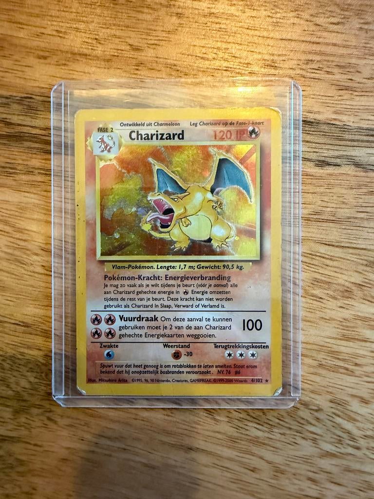 Charizard Holo Pokémon kaart 4/102, Ophalen of Verzenden, Gebruikt, Losse kaart, Foil