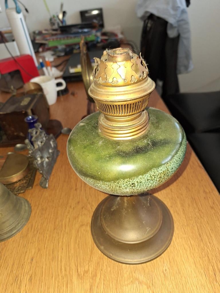 Oude olielamp met groene voet, Ophalen of Verzenden