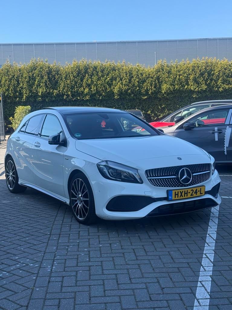 Mercedes A180 2017 – AMG look / Vol opties, Auto's, 4 cilinders, Leder en Stof, 1595 cc, 1200 kg