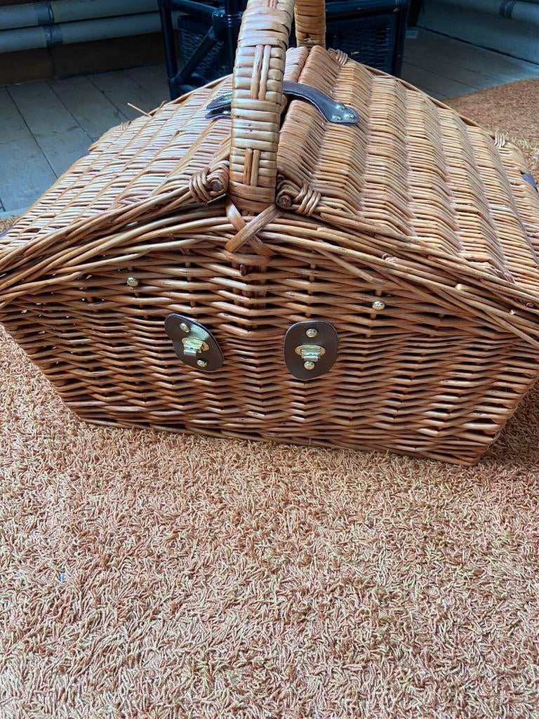 Rieten Picknick mand 4 personen, Ophalen, Zo goed als nieuw