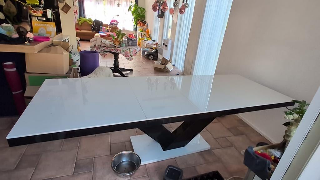 Uitschuifbare Eettafel Victoria Hoogglans Wit met Zwart, Huis en Inrichting, Ophalen, Overige materialen, Gebruikt, 200 cm of meer