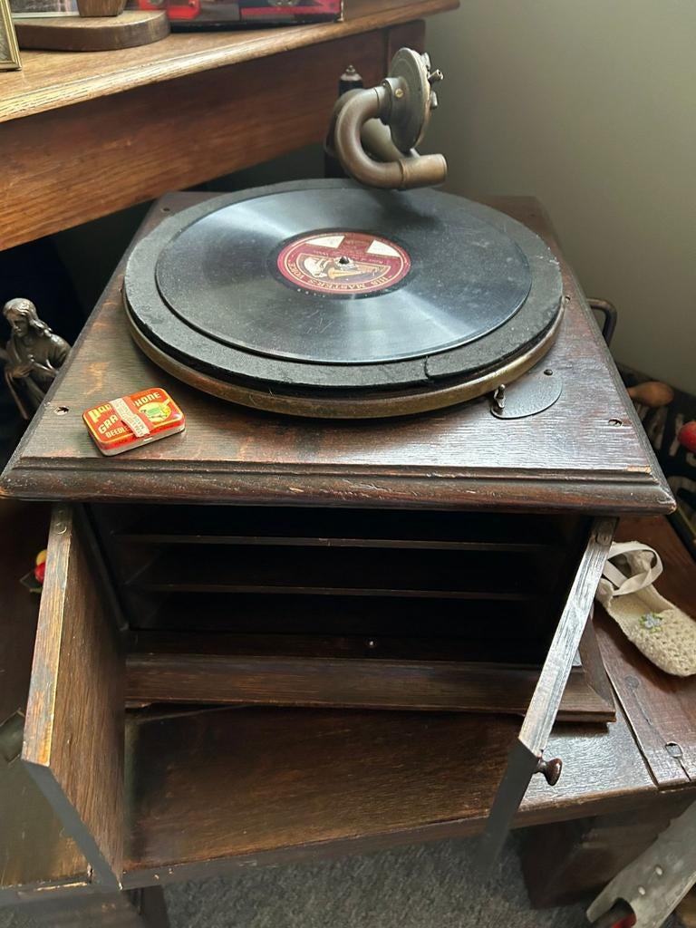 Antieke pathefoon met ijzeren naaldjes, Ophalen