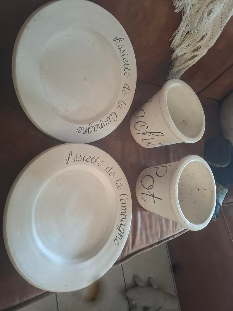 Twee borden en twee potten van Rivièra Maison, Ophalen, Aardewerk, Overige stijlen, Bord(en)