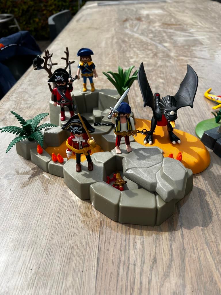 Ook voor onze kleine piraten is er genoeg te beleven aan boord. 🏴‍☠️ Met speelgoed, kleurplaten en kinderpannenkoeken is het ook voor kinderen volop genieten aan boord. Zin in een gezellig uitje