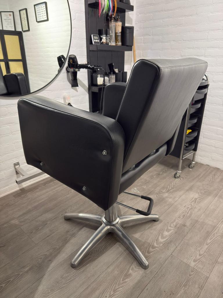 Kapperstoel zwart, Ophalen of Verzenden, Zo goed als nieuw, Leer, Minder dan 50 cm