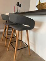 Set van 2 grijze barkrukken met houten poten, Ophalen, Met voetsteun, 60 tot 90 cm, Zo goed als nieuw