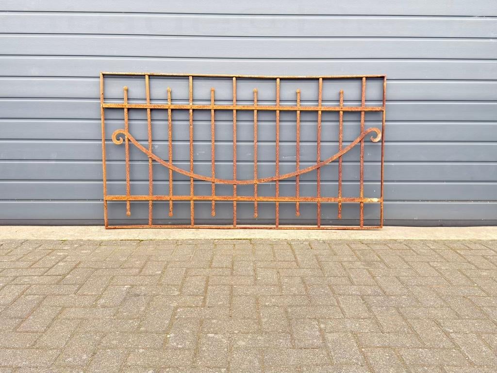 Antiek smeedijzeren hekwerk met sierlijke krul en patina, Ophalen of Verzenden, Gebruikt, IJzer, Sierhekwerk