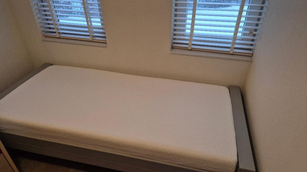 Eenpersoons grijs houten bed met matras, 85 tot 100 cm, Zo goed als nieuw, 180 cm of meer, Ophalen